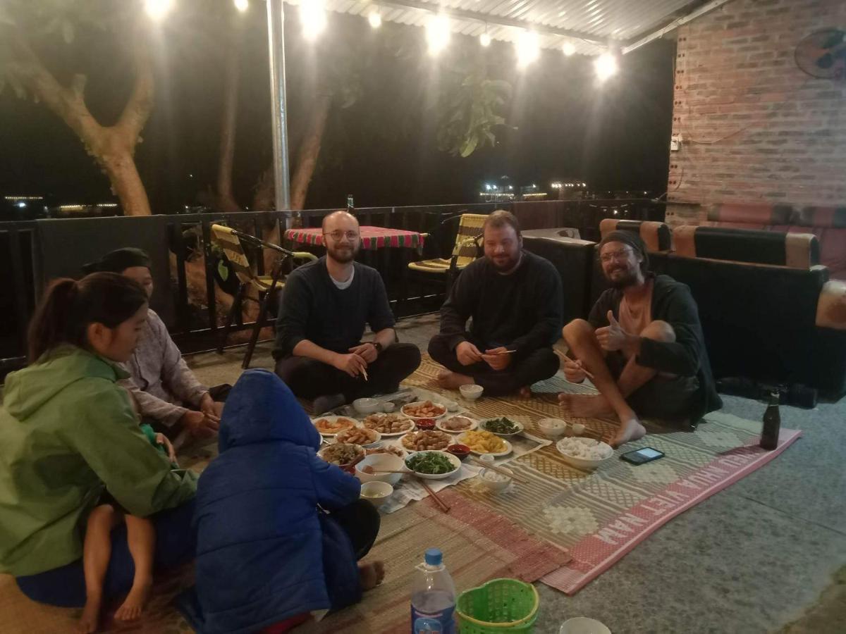 Du Gia Van Chung Homestay Làng Cac Eksteriør billede