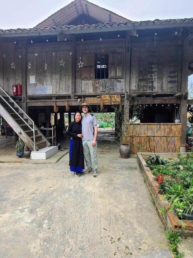 Du Gia Van Chung Homestay Làng Cac Eksteriør billede