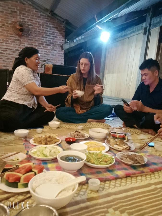 Du Gia Van Chung Homestay Làng Cac Eksteriør billede