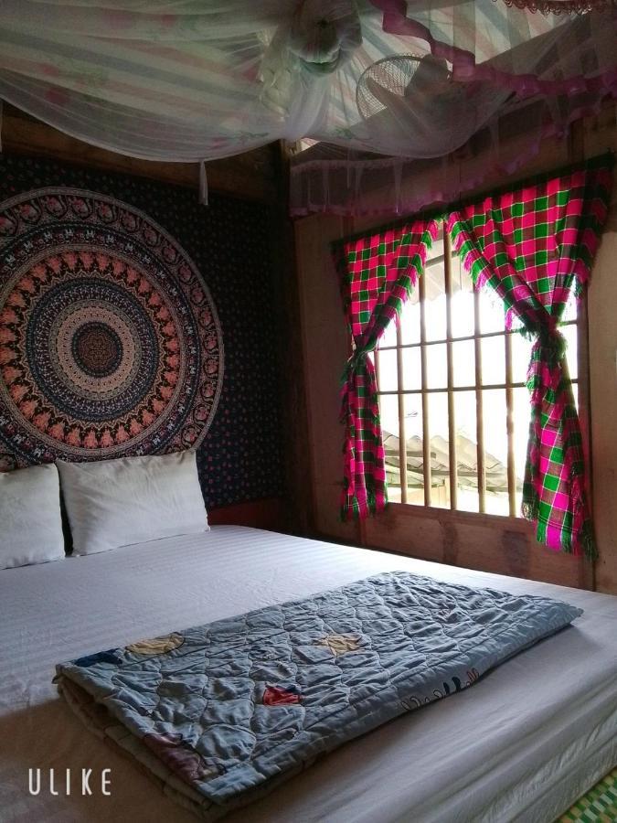 Du Gia Van Chung Homestay Làng Cac Eksteriør billede